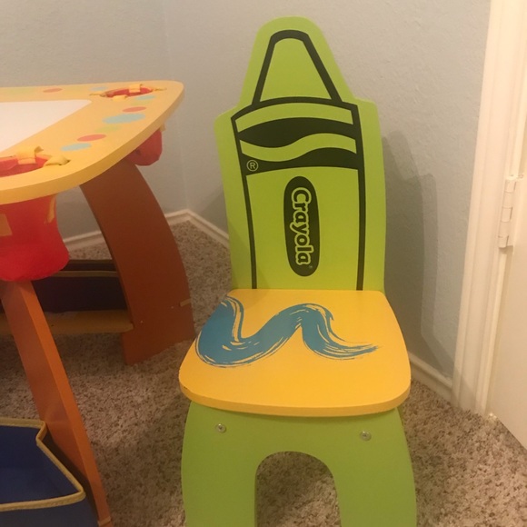 Kids Crayola table and two chairs new never used - Picture 3 of 4